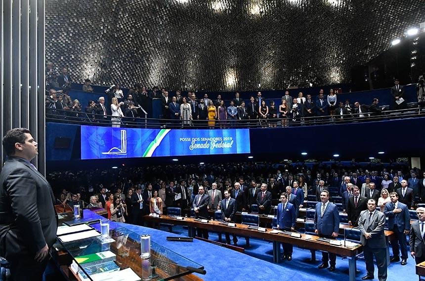 Após confusão, senadores decidem que eleição do presidente será aberta