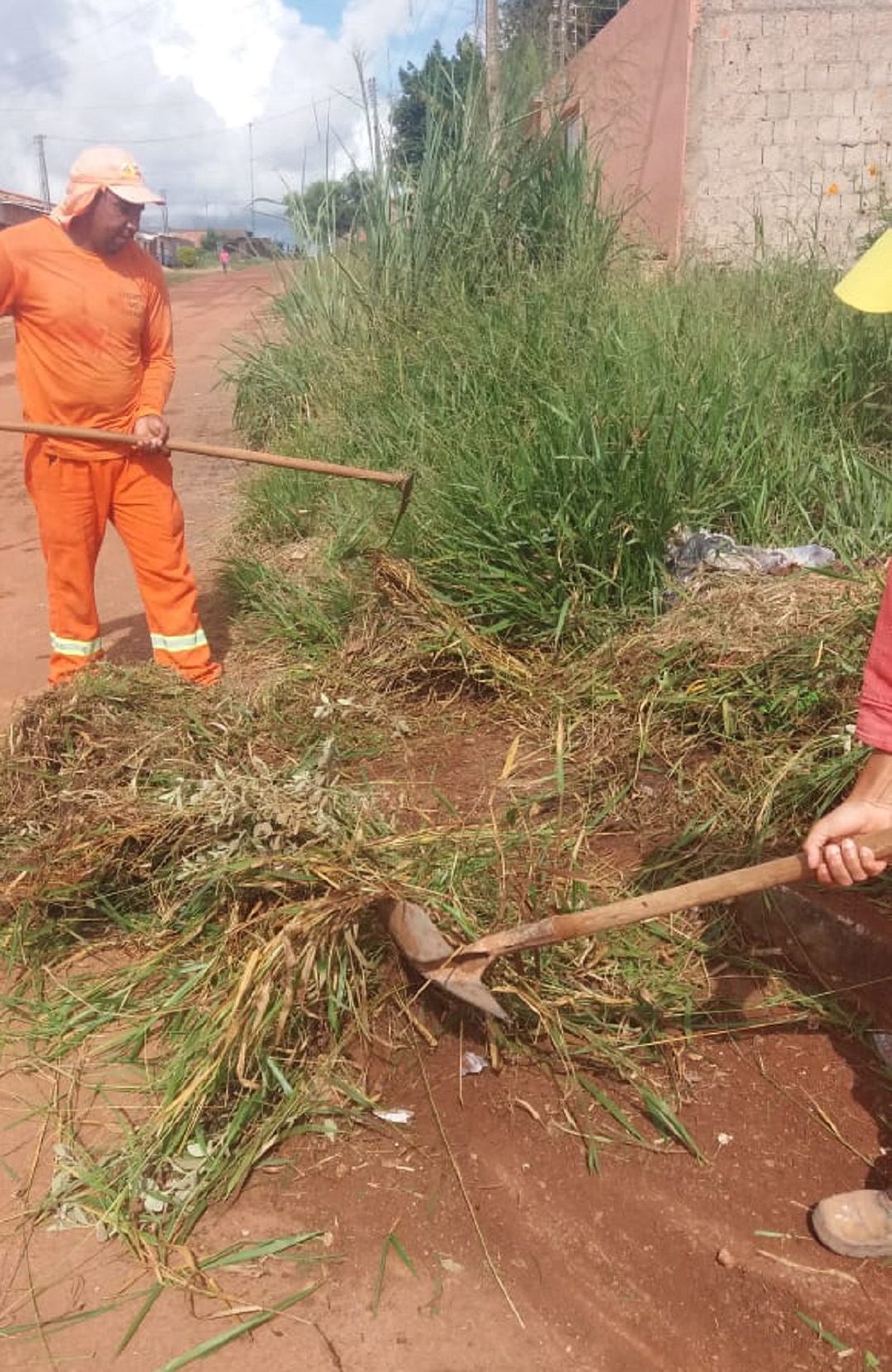 Prefeitura continua com serviços de limpeza urbana e manutenção da paisagem nos bairros de Águas Lindas