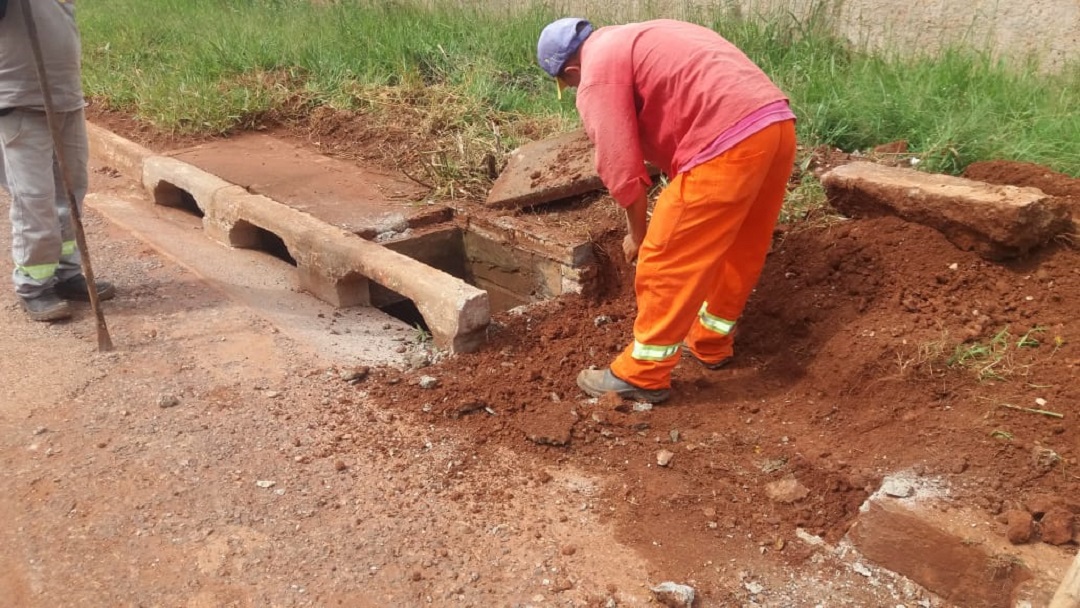Limpeza urbana e saúde coletiva: bocas de lobo recebem recuperação em bairro de Águas Lindas