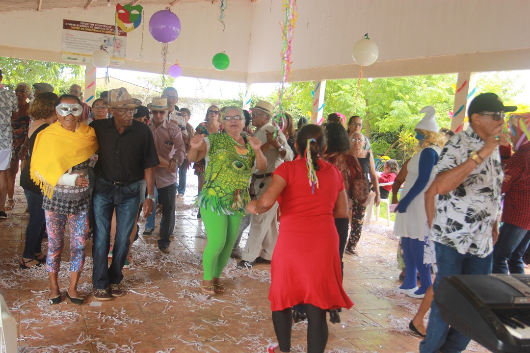 Baile da melhor idade: Serviço de Convivência para Pessoa Idosa em Águas Lindas promoveu baile de carnaval para os idosos