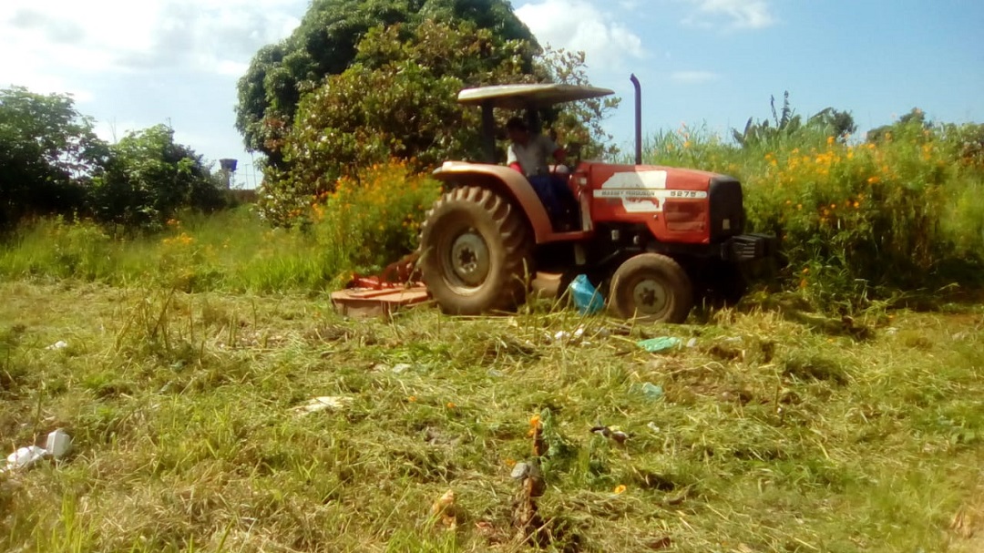 Acompanhe o trabalho das equipes de obras: Bairro Jardim Entornorecebe roçagem mecânica