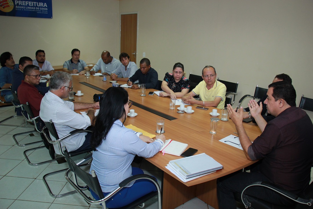 Prefeito se reúne com secretários municipais visando o andamento e aconclusão das obras