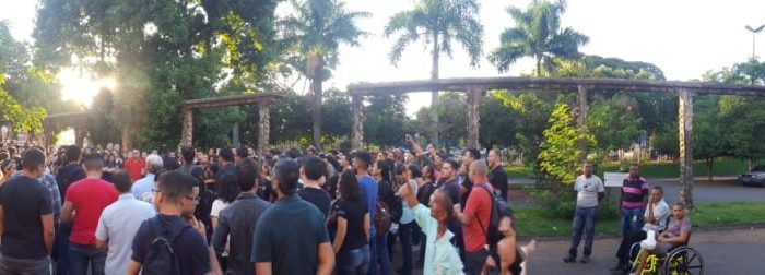 Funcionários do Crer fazem protesto contra corte de benefícios e gratificações