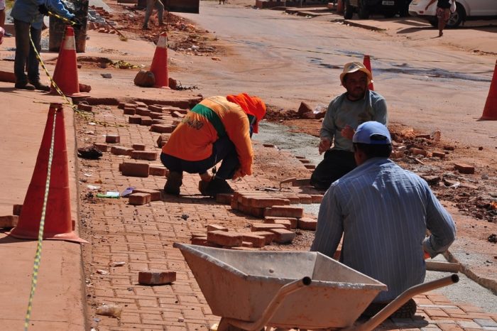 Construção de calçadas avança no Jardim Barragem III