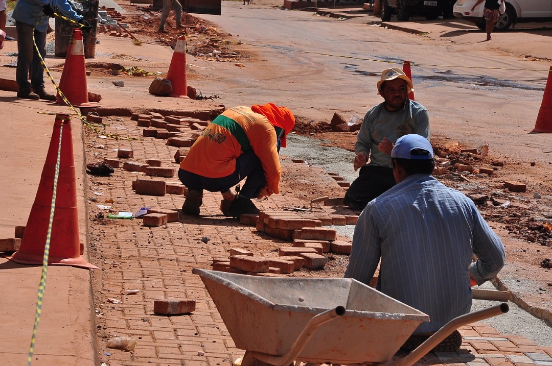 Construção de calçadas avança no Jardim Barragem III