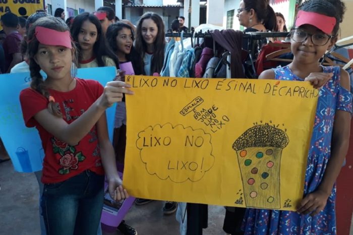 E.M. Juliana Eloy realiza passeata com alunos no projeto " LIXO: descartee coleta"