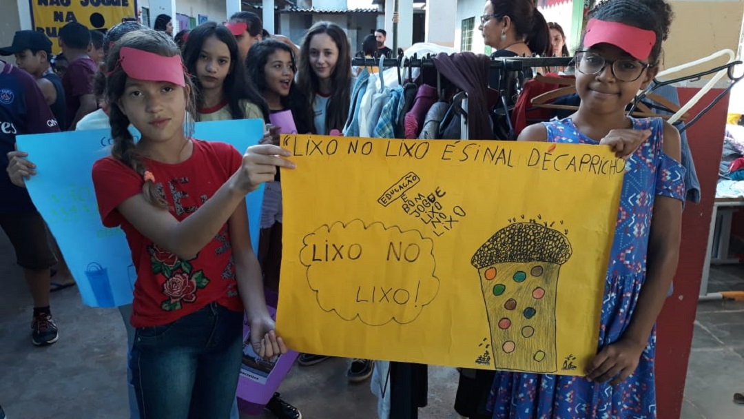 E.M. Juliana Eloy realiza passeata com alunos no projeto " LIXO: descartee coleta"