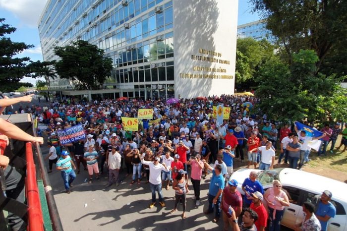 Moradores do Entorno se reuniram na Esplanada dos Ministérios paraprotestar contra o corte no programa Minha Casa, Minha Vida