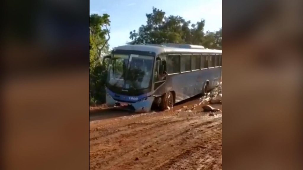 Estudantes cobram a conclusão da reconstrução da GO-334, entre Mozarlândia e Nova América