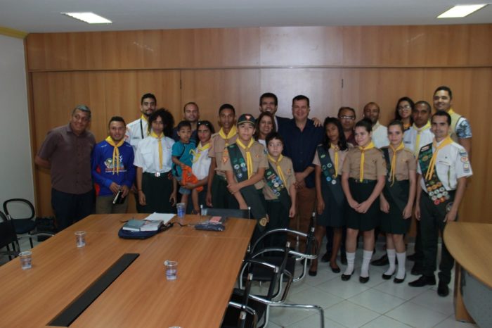 Prefeito Hildo do Candango recebe integrantes do Clube dosDesbravadores em seu gabinete