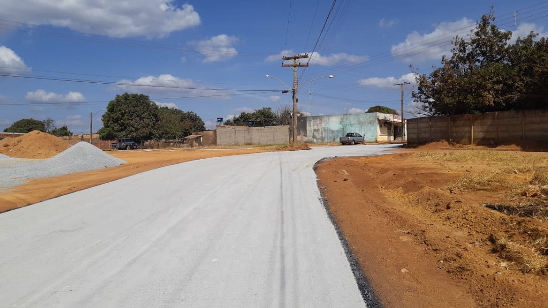 Jardim Brasília 2 e Condomínio Embaixador recebem recuperação asfáltica