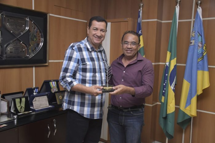 Notícia de Águas Lindas – Prefeito Hildo do Candango recebe troféu daDarcy Ribeiro da Literatura