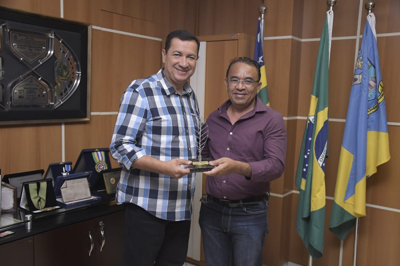 Notícia de Águas Lindas – Prefeito Hildo do Candango recebe troféu daDarcy Ribeiro da Literatura
