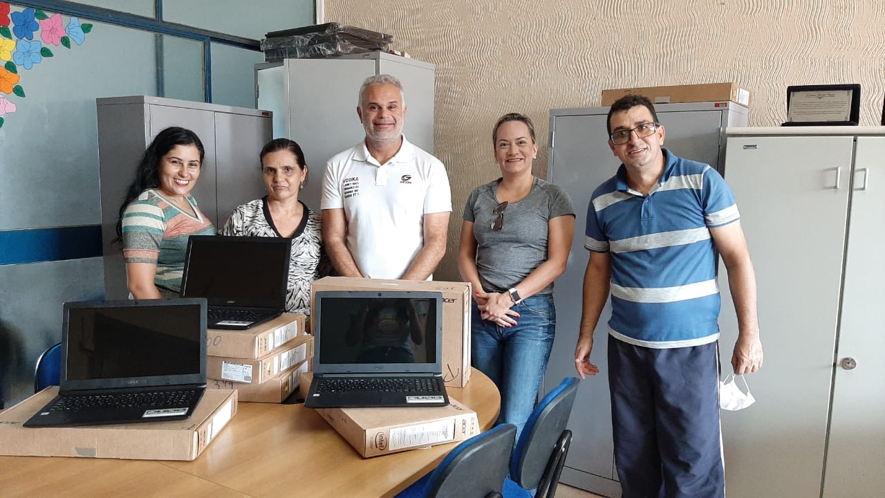 Prefeitura de Águas Lindas entrega notebooks à Secretaria de Educação para facilitar reposição de aulas escolares