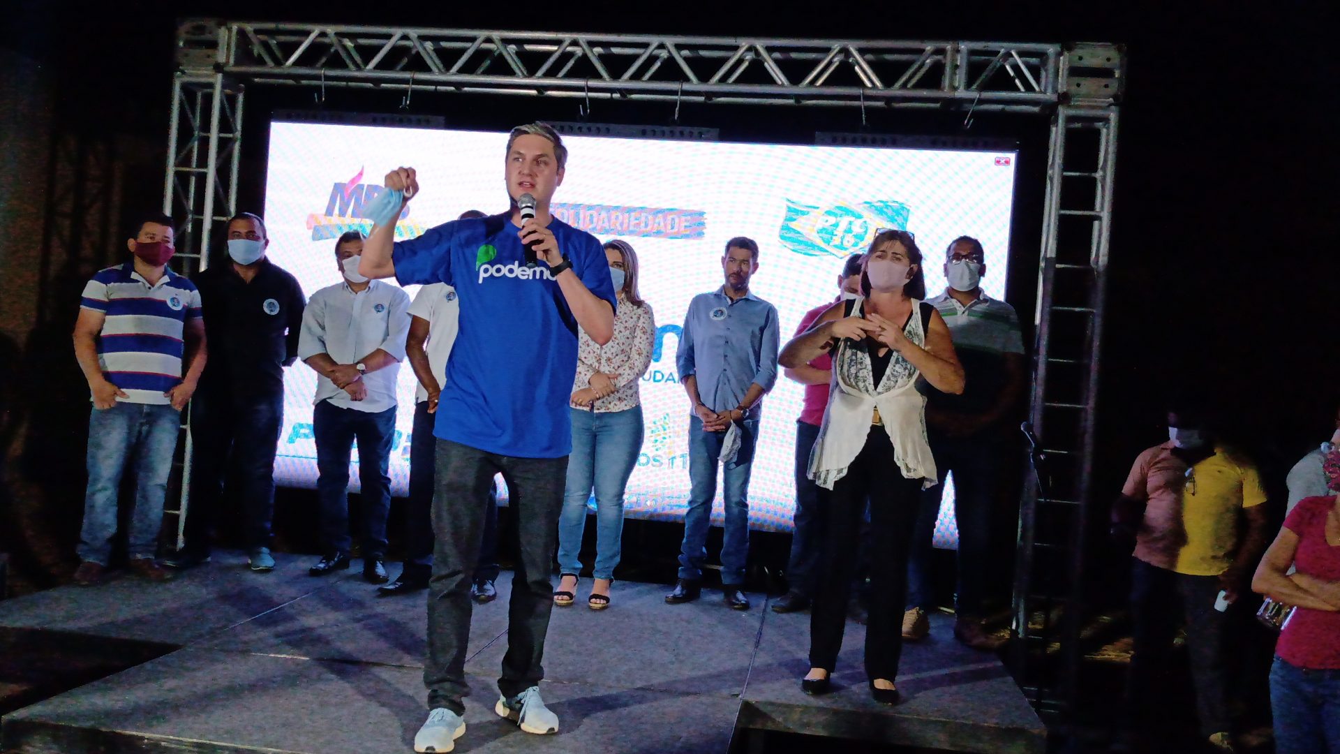Dr. Lucas da Santa Mônica abraça a comunidade surda de Águas Lindas.