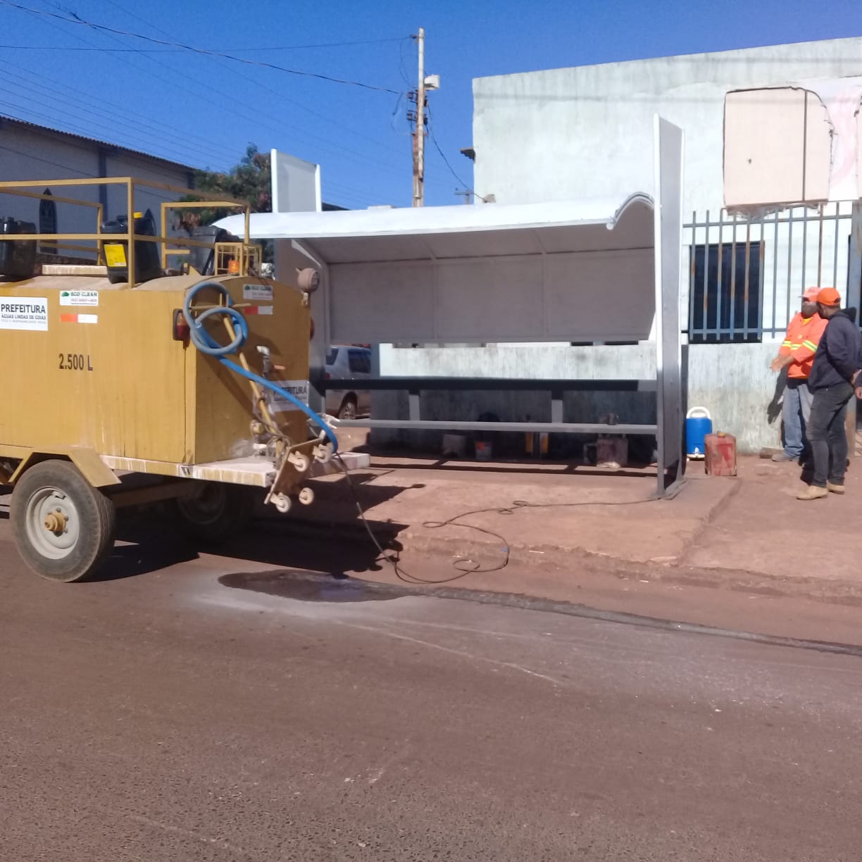 Paradas de ônibus na cidade estão recebendo reforma