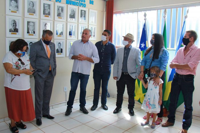 Secretário de Educação Deusimar Macedo homenageia ex-secretários através de uma galeria