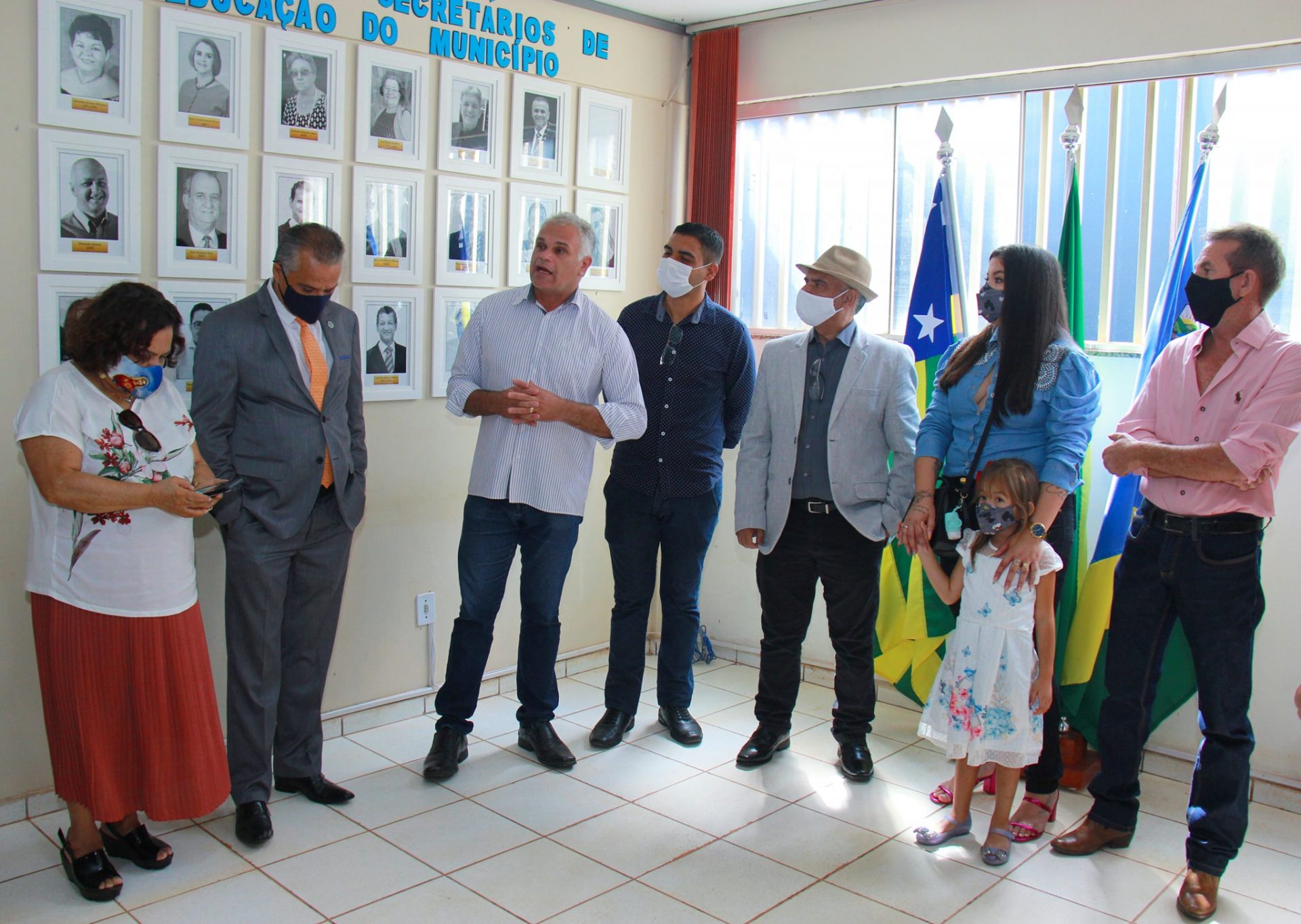 Secretário de Educação Deusimar Macedo homenageia ex-secretários através de uma galeria