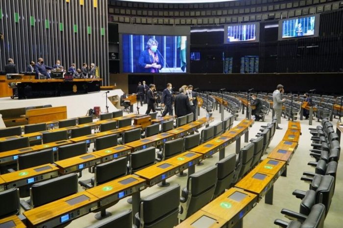 Câmara enfrenta pressão sobre voto impresso, e Bolsonaro exalta militares após discurso de derrota