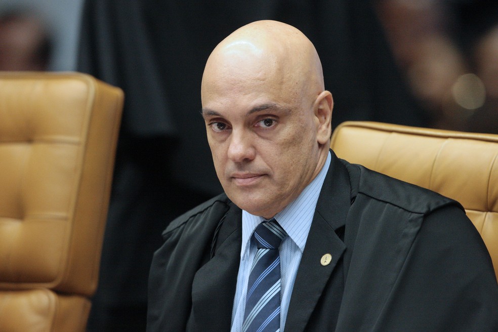Alexandre de Moraes afasta delegado de inquérito sobre interferência de Bolsonaro na PF