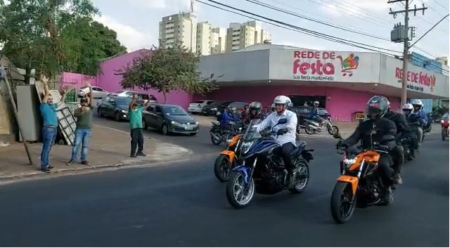 Bolsonaro participa de motociata em Goiânia