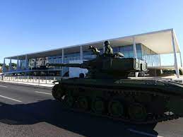 Desfile militar no Planalto dura 10 minutos em dia de votação do voto impresso: veja vídeos