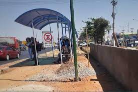NOVO PONTO DE ÔNIBUS ESTÁ SENDO CONSTRUÍDO ÀS MARGENS DA BR-040