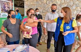Em Araguapaz, Gracinha Caiado entrega cartões do Programa Mães de Goiás