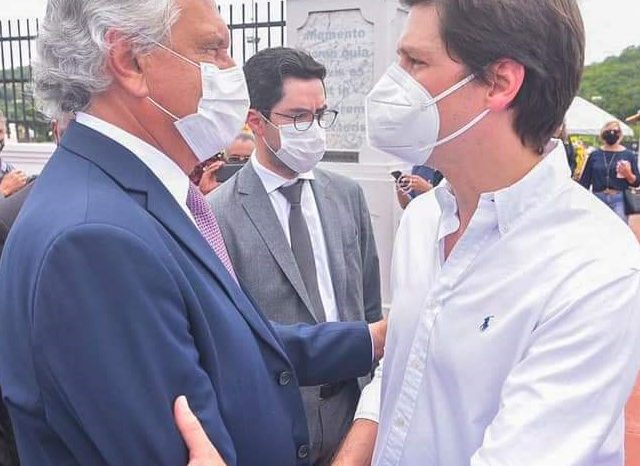 Caiado e Daniel Vilela selam acordo histórico entre DEM e MDB