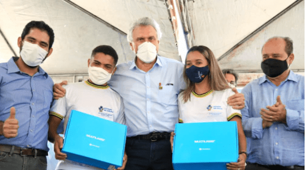 Caiado vistoria obras em Ceres, entrega computadores e autoriza ampliação de escola como presente de aniversário da cidade