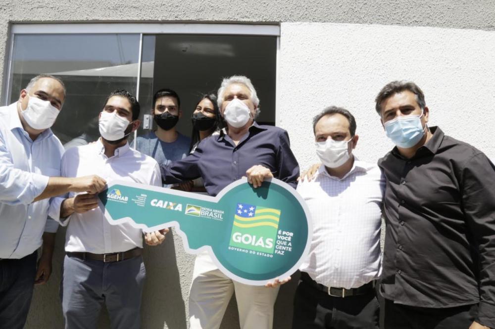GOVERNO DO ESTADO E PREFEITURA DE VALPARAÍSO ENTREGAM COMPUTADORES E MORADIAS