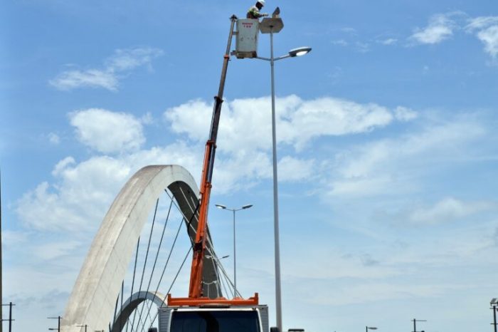 CEB faz manutenção na iluminação da Ponte JK
