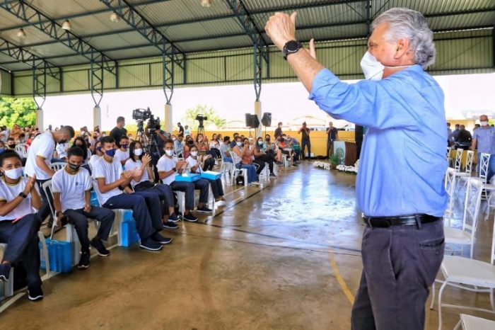 Caiado inaugura delegacias e distribui Chromebooks nos 110 anos de Caldas Novas