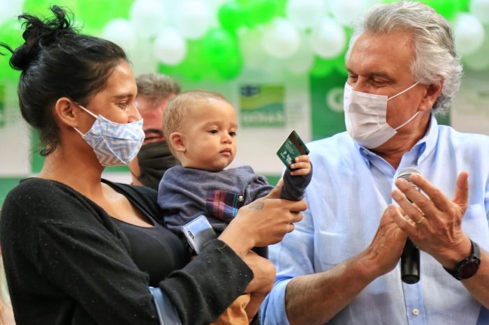 Caiado entrega em Cidade Ocidental, 3.489 cartões do Programa Mães de Goiás, laboratório móvel de informática, mobiliários para escolas e, com parcerias, reforma da sede do Detran e novo prédio do Conselho Tutelar