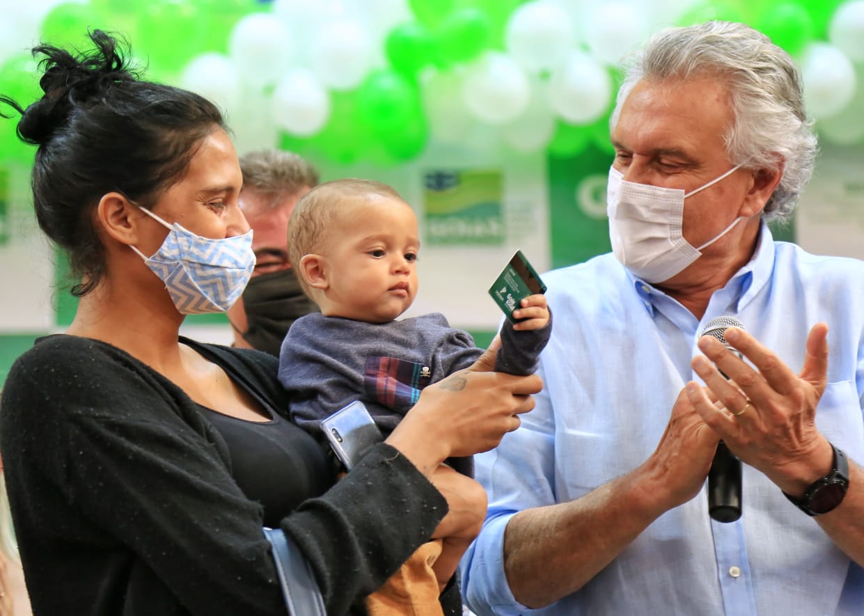 Caiado entrega em Cidade Ocidental, 3.489 cartões do Programa Mães de Goiás, laboratório móvel de informática, mobiliários para escolas e, com parcerias, reforma da sede do Detran e novo prédio do Conselho Tutelar