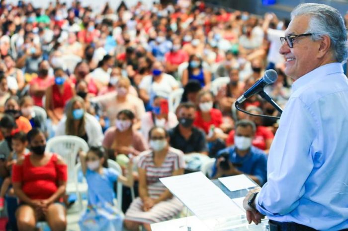 Caiado entrega 3.061 mil cartões do Mães de Goiás em Senador Canedo, Anápolis e Goianésia