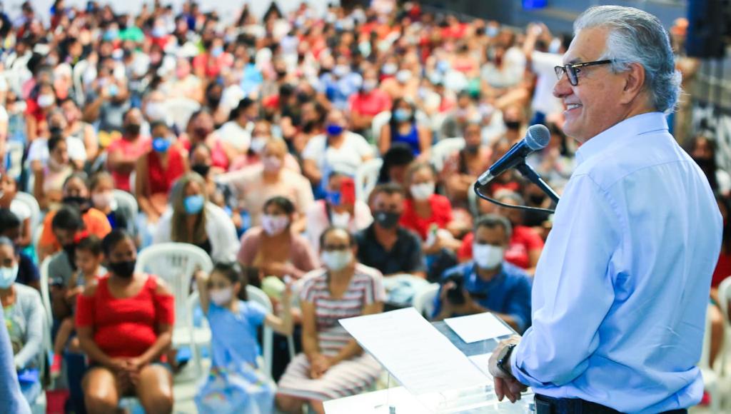 Caiado entrega 3.061 mil cartões do Mães de Goiás em Senador Canedo, Anápolis e Goianésia