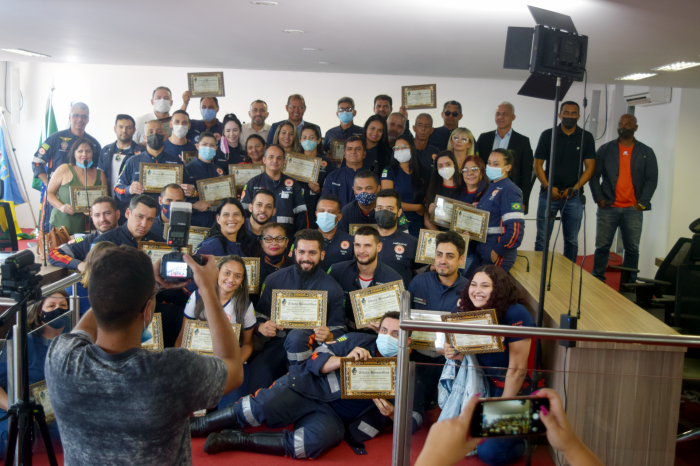 Vereador Bira homenageia servidores do SAMU com título de cidadão honorífico de Águas Lindas