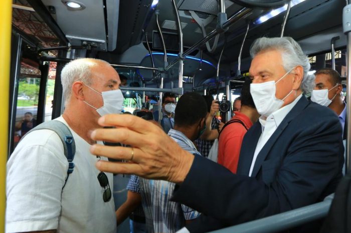 Caiado inaugura ônibus elétrico na primeira viagem com passageiros