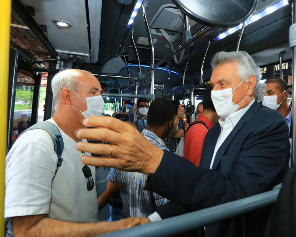 Caiado inaugura ônibus elétrico na primeira viagem com passageiros
