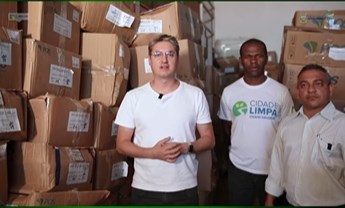 Prefeitura entrega 44 mil uniformes para estudantes e mobília creches e escolas