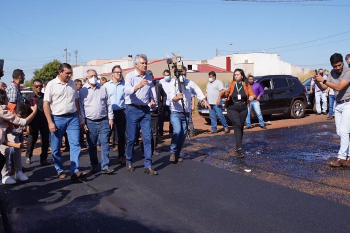 Caiado vistoria pavimentação da rodovia que liga Itumbiara a Cachoeira Dourada