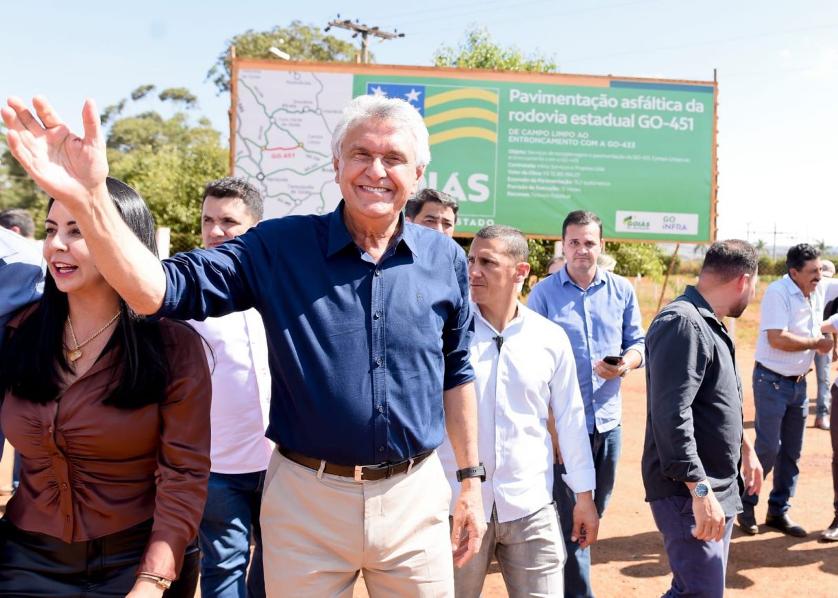 Caiado vistoria pavimentação da GO-451, aguardada há 37 anos