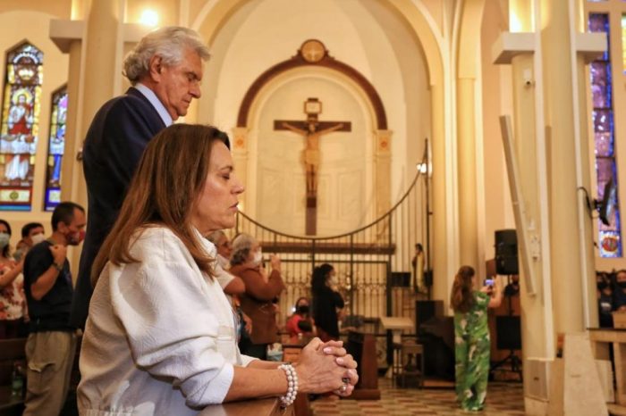 Caiado e Gracinha participam de missa de Corpus Christi na Catedral de Goiânia
