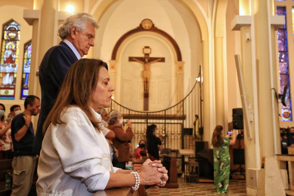 Caiado e Gracinha participam de missa de Corpus Christi na Catedral de Goiânia