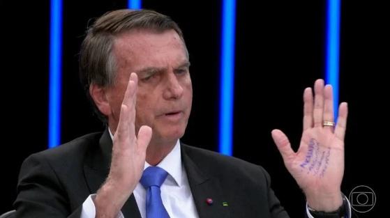 Bolsonaro diz que Bonner o "incentiva a ser ditador" e deixa apresentador desconcertado