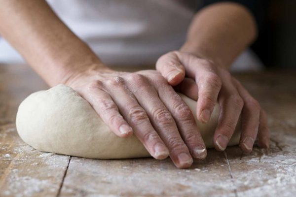 Padeiro tem mão esmagada em máquina de fazer pão no DF