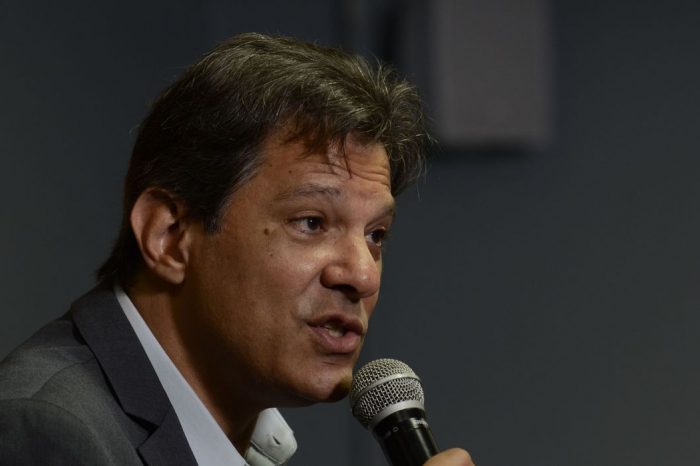 Haddad admite erros do PT e vai rever taxação a servidores públicos inativos