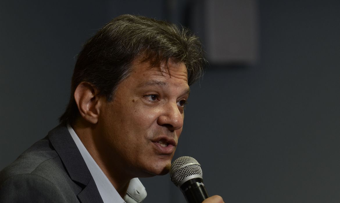Haddad admite erros do PT e vai rever taxação a servidores públicos inativos