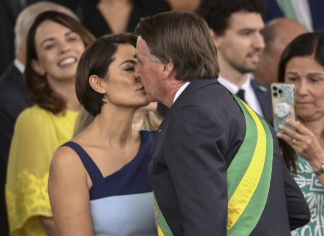 A causa do climão entre Bolsonaro e Michelle minutos antes de beijo no palanque